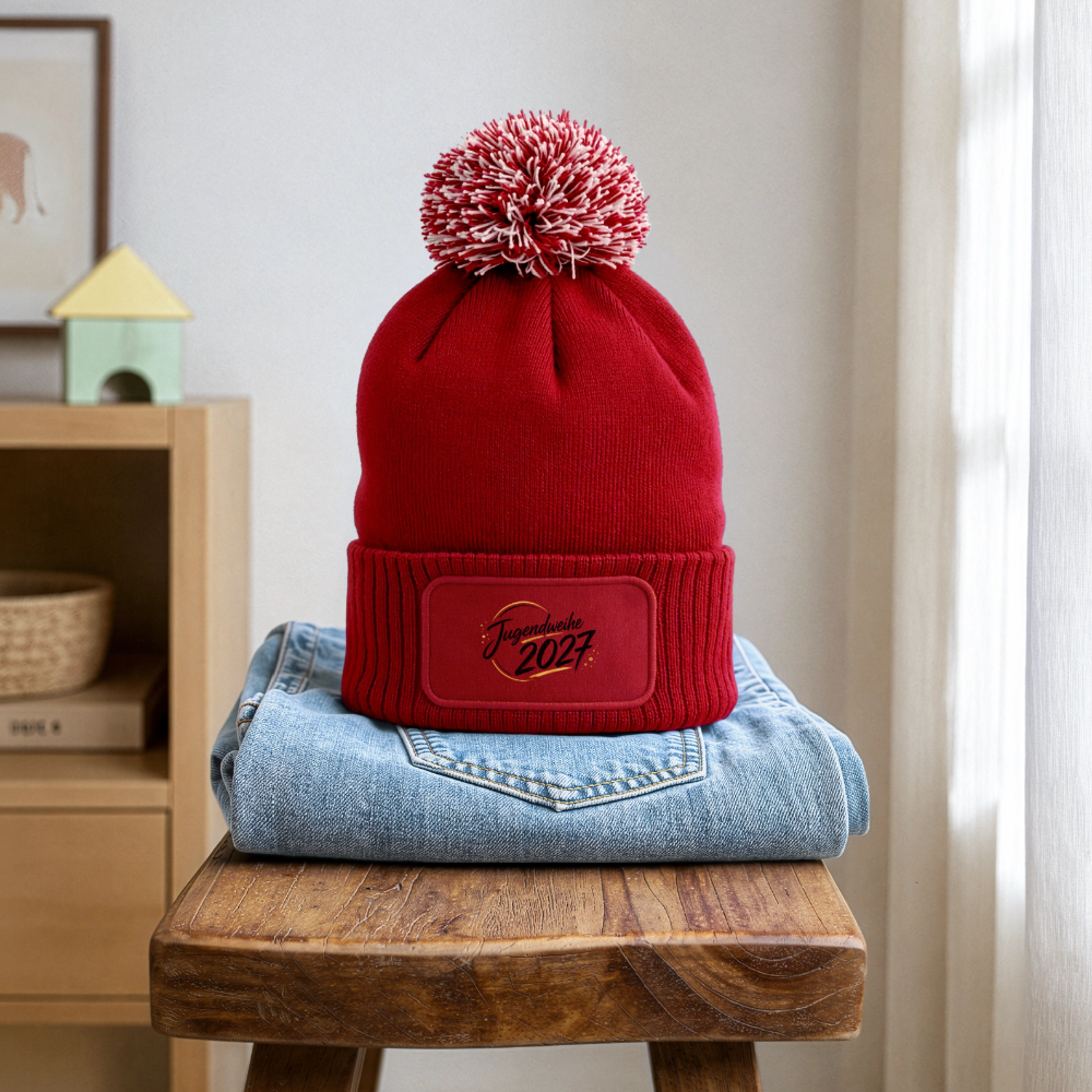 Strick Patch Beanie mit Bommel " Jahreslogo 2027" - Rot