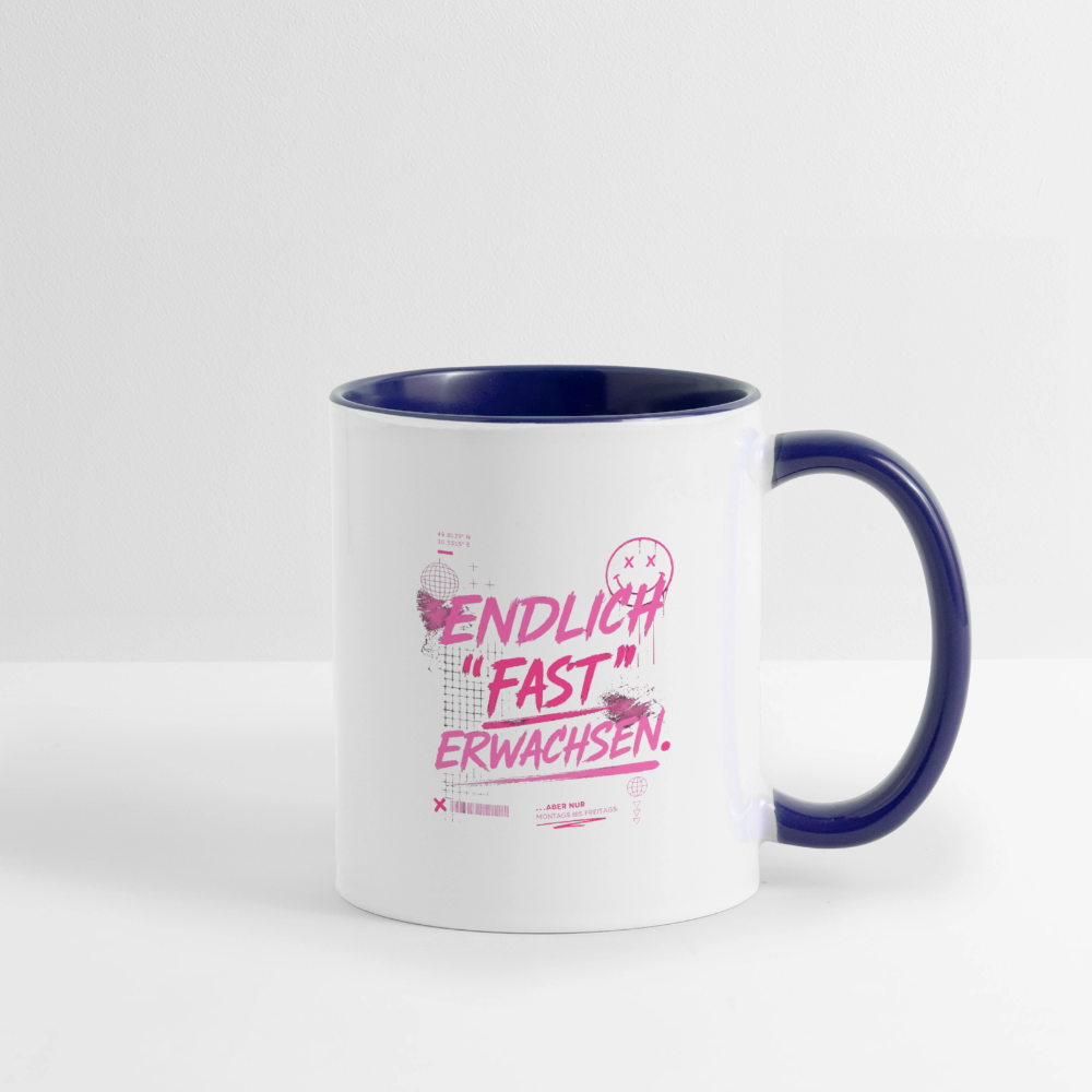 Tasse zweifarbig mit Statement "fast Erwachsen pink" - Weiß/Kobaltblau