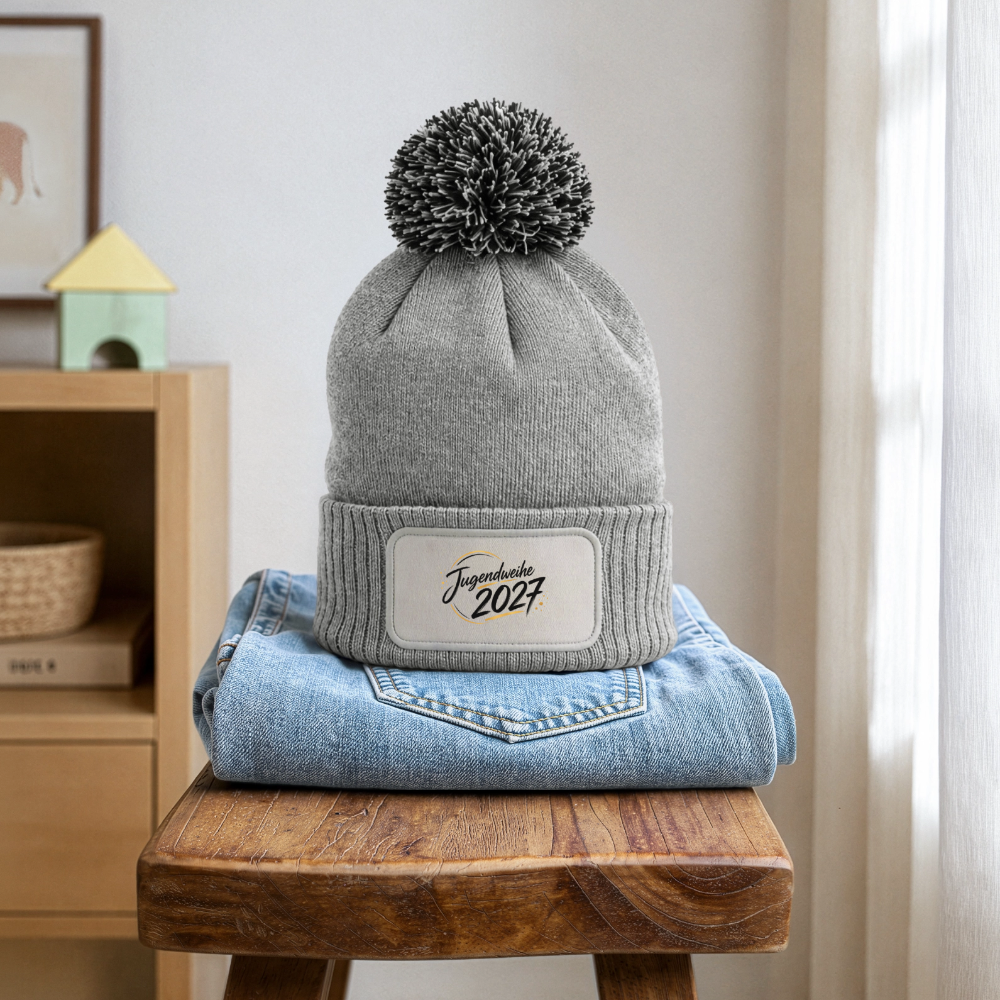 Strick Patch Beanie mit Bommel " Jahreslogo 2027" - Grau meliert